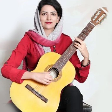 نازآفرین کمال - استاد ساز گیتار در اصفهان